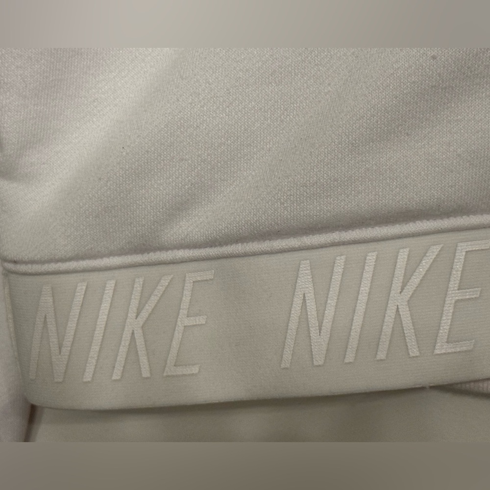Nike Women's White Dri-FIT Therma Sphere Element Cropped Crewneck Sweatshirt - Picture 3 of 9